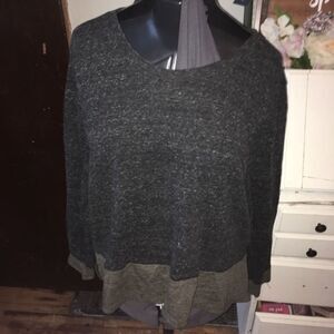 Habitat L heathered gray long sleeve top with green hem